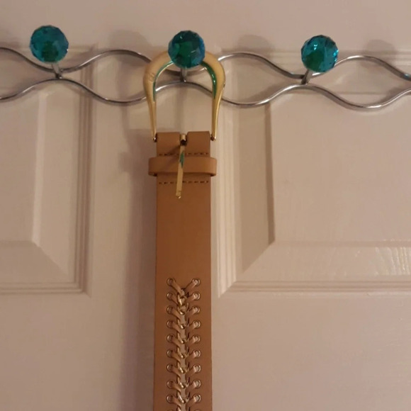 Tan color Guess belt - Picture 1 of 6